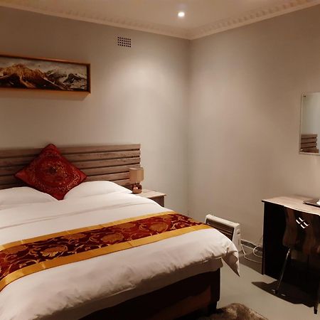 Driftwood Boutique Bed And Breakfast Lobatse Exteriör bild