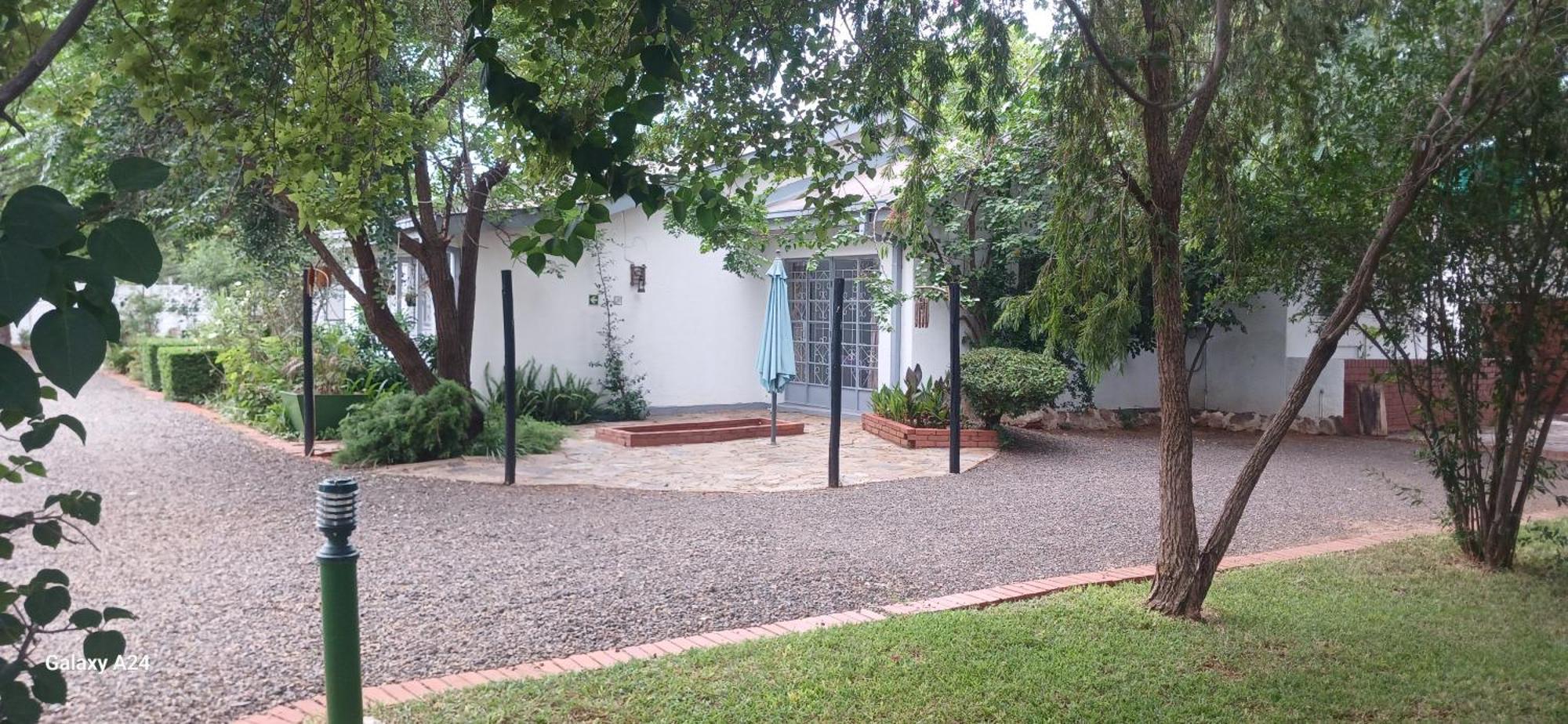 Driftwood Boutique Bed And Breakfast Lobatse Exteriör bild